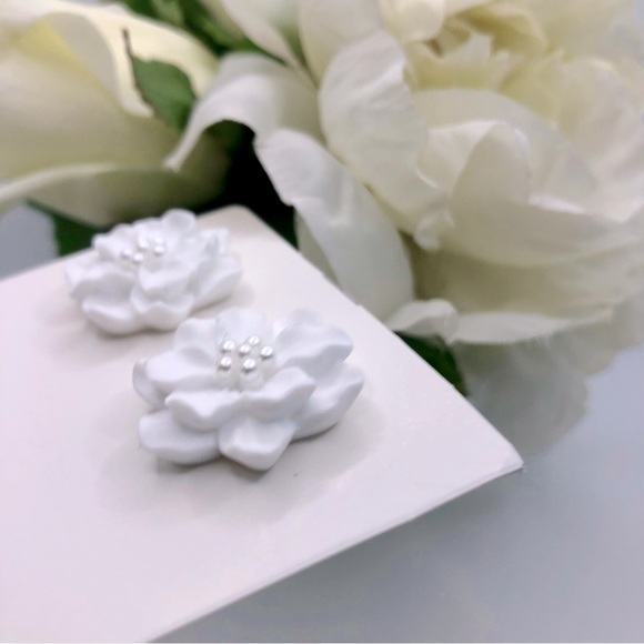 🌼 White Camellia Blossom Earrings - Picture 3 of 5